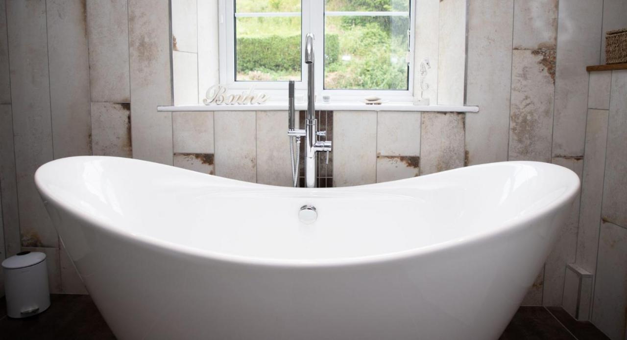A Superb Bijou Retreat With Jacuzzi Near An Excellent Village Pub Єлвертон Екстер'єр фото
