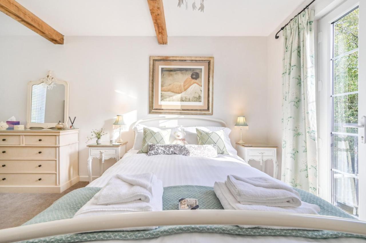 A Superb Bijou Retreat With Jacuzzi Near An Excellent Village Pub Єлвертон Екстер'єр фото