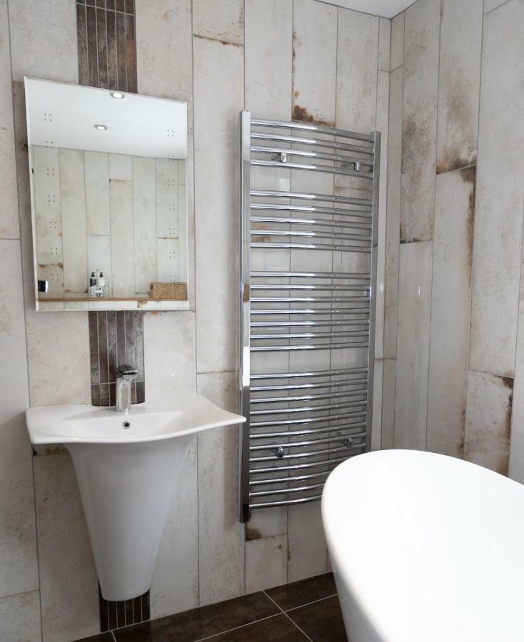 A Superb Bijou Retreat With Jacuzzi Near An Excellent Village Pub Єлвертон Екстер'єр фото
